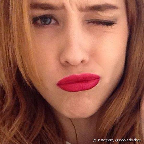 Em uma das selfies da sua conta do Instagram, a atriz exibiu um batom fucsia matte